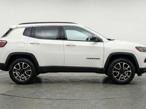 Used 2025 Jeep Compass Trailhawk AWD/4WD image 11