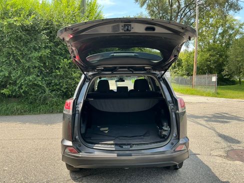 Used 2018 Toyota RAV4 LE w/ Carpet Mat Package AWD/4WD image 21