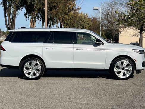 Certified 2025 Lincoln Navigator L Reserve image 3