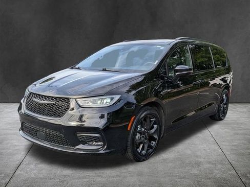 Used 2025 Chrysler Pacifica Limited FWD image 9