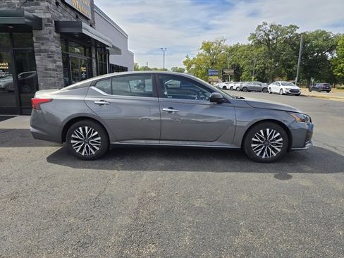 Used 2024 Nissan Altima 2.5 SV image 8