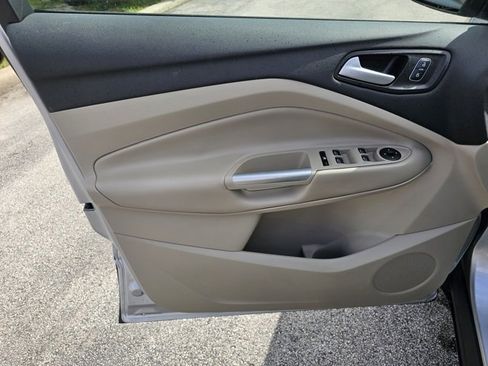 Used 2019 Ford Escape SE image 15