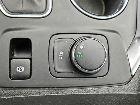 Used 2021 Chevrolet Traverse LT image 32