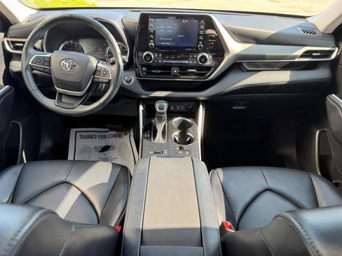 Used 2022 Toyota Highlander XLE FWD image 14