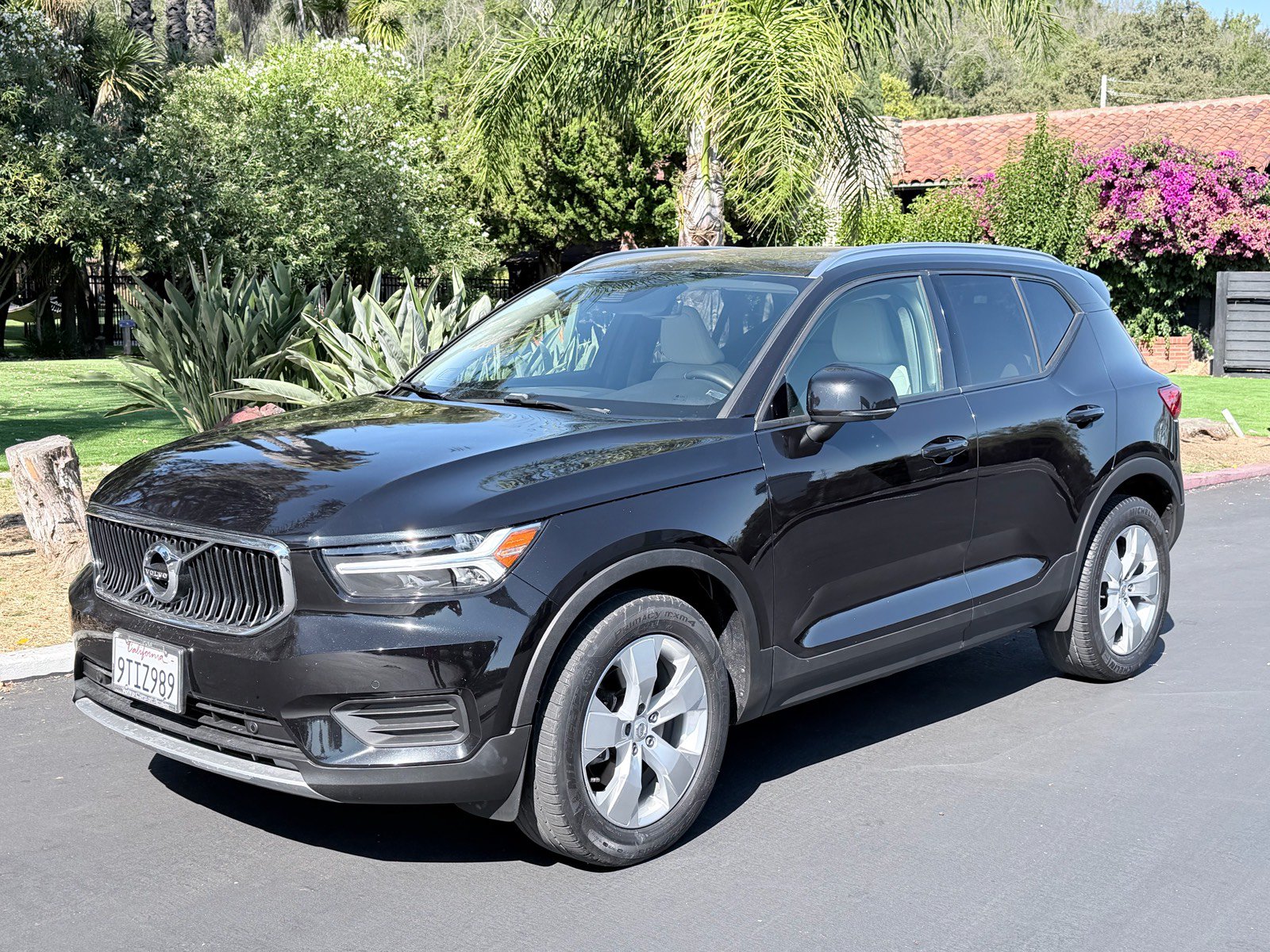 Used 2020 Volvo XC40 T4 Momentum FWD image 1