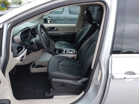 Used 2024 Chrysler Pacifica Touring-L FWD image 3