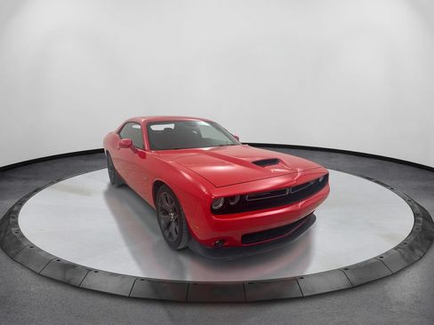 Used 2019 Dodge Challenger R/T RWD image 3