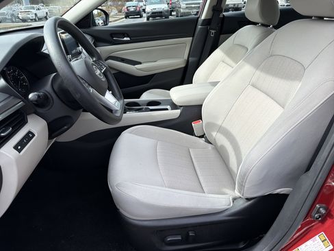 Used 2025 Nissan Altima 2.5 SV image 9