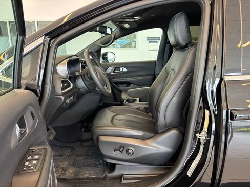 Used 2025 Chrysler Pacifica Select FWD image 14
