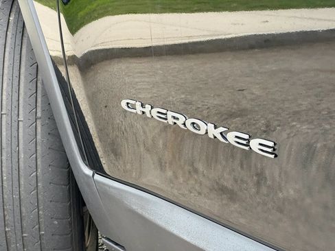 Used 2017 Jeep Cherokee Latitude AWD/4WD image 10