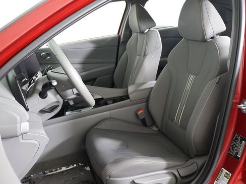 Used 2025 Hyundai Elantra SEL image 30
