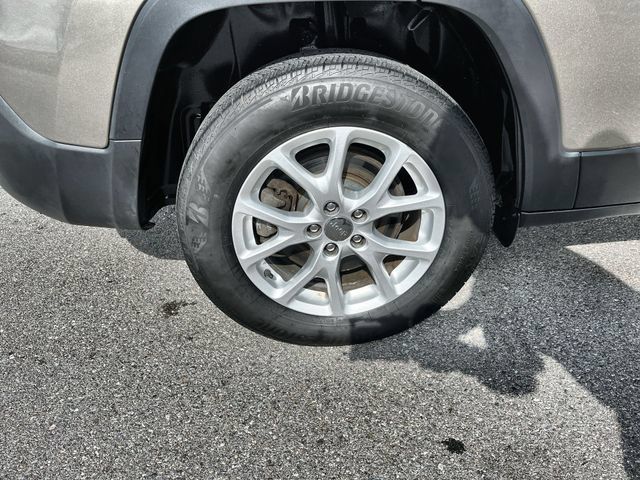 Used 2016 Jeep Cherokee Latitude w/ Cold Weather Group AWD/4WD image 18