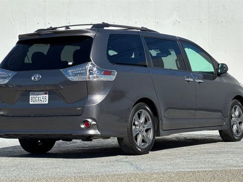 Used 2018 Toyota Sienna SE image 4