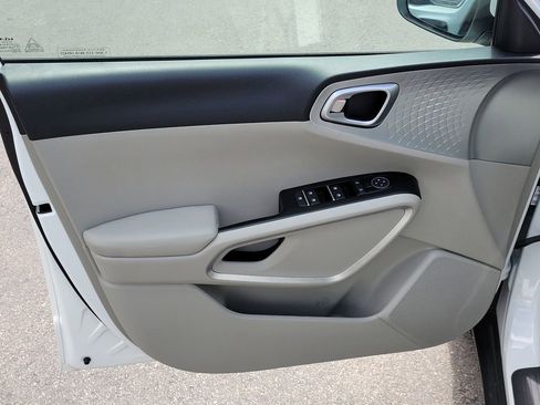 Used 2025 Kia Soul LX w/ LX Technology Package FWD image 15