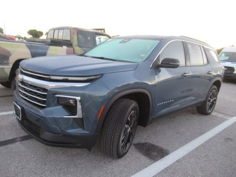 Used 2025 Chevrolet Traverse LT w/ Enhanced Driving Package AWD/4WD image 3