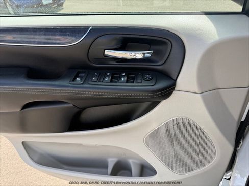 Used 2014 Chrysler Town & Country Touring FWD image 25