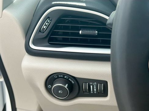 Used 2024 Chrysler Pacifica Touring-L FWD image 10