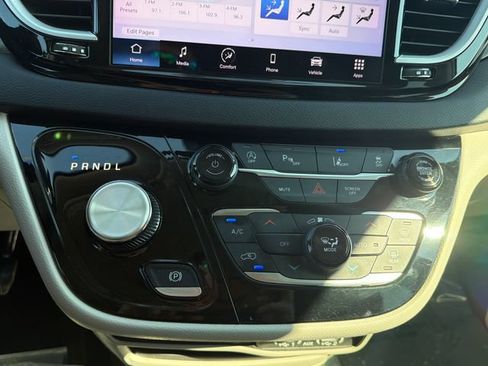 Used 2023 Chrysler Pacifica Touring-L FWD image 20