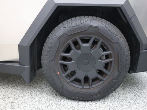 Used 2024 Tesla Cybertruck AWD Crew Cab image 7