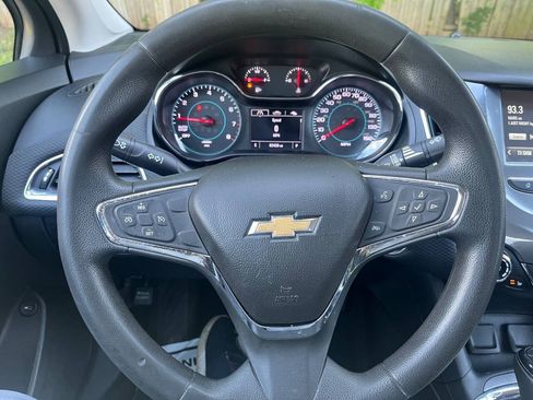 Used 2018 Chevrolet Cruze LT w/ LT Convenience Package FWD image 21