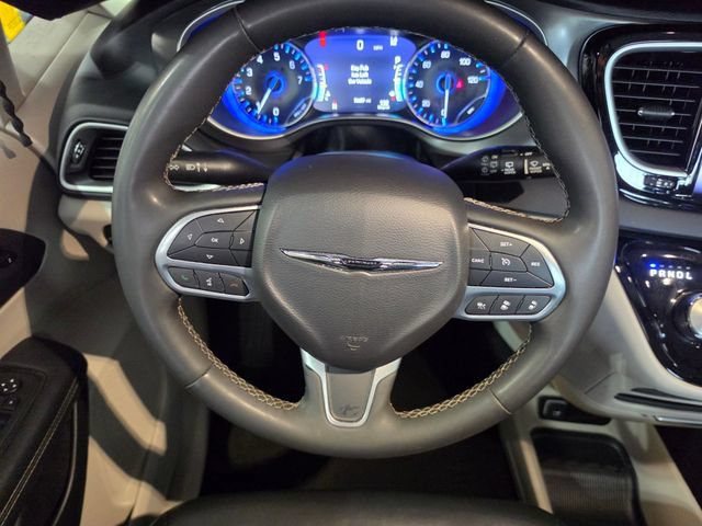 Used 2023 Chrysler Pacifica Touring-L FWD image 32