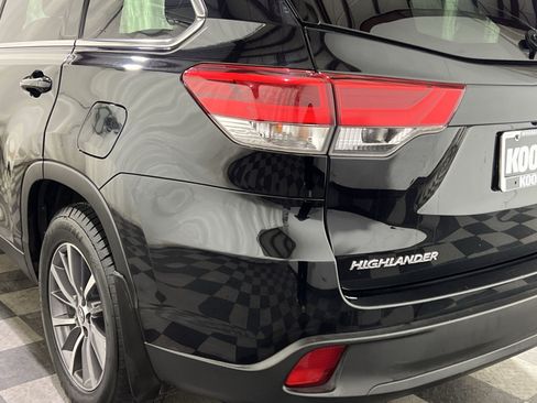 Used 2019 Toyota Highlander XLE AWD/4WD image 14