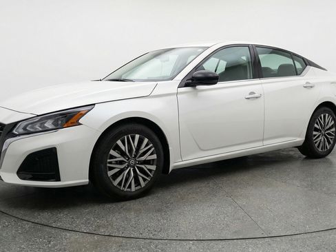Used 2025 Nissan Altima 2.5 SV image 3