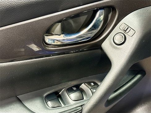 Used 2020 Nissan Rogue SV image 19