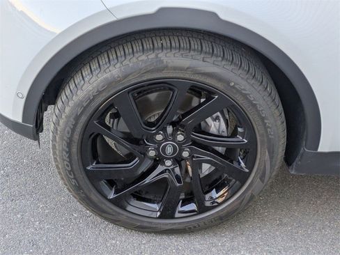 Used 2025 Land Rover Discovery S image 13