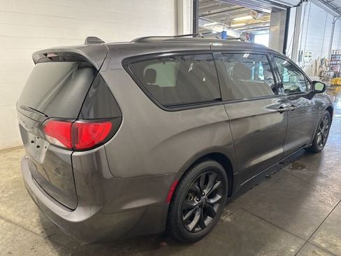 Used 2020 Chrysler Pacifica Touring-L w/ S Appearance Package image 3