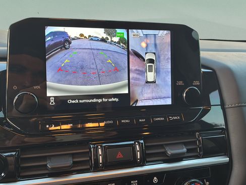 Used 2025 Nissan Pathfinder SL FWD image 17