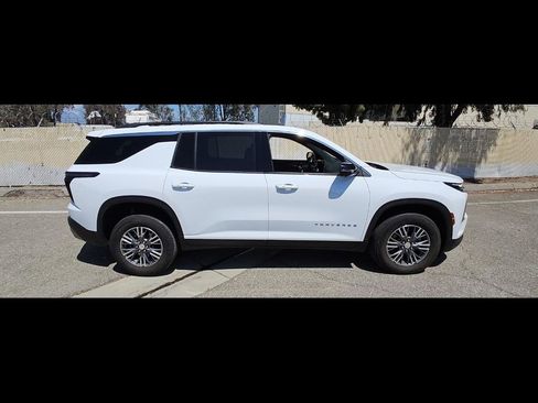 Used 2024 Chevrolet Traverse LT w/ LPO, Floor Liner Package FWD image 2