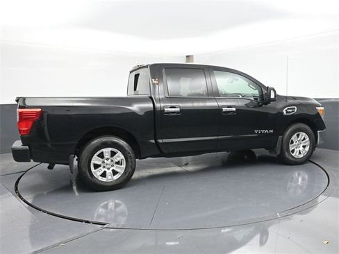 Used 2017 Nissan Titan SV image 3