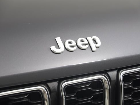 Used 2025 Jeep Grand Cherokee Laredo X w/ Luxury Tech Group I image 16