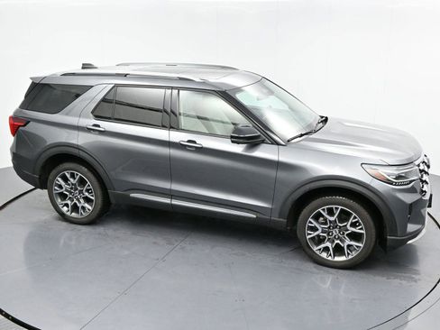 Used 2025 Ford Explorer Platinum w/ Ultimate Package AWD/4WD image 39