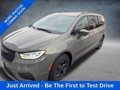 Certified 2021 Chrysler Pacifica Touring-L w/ Uconnect Theater Family Group