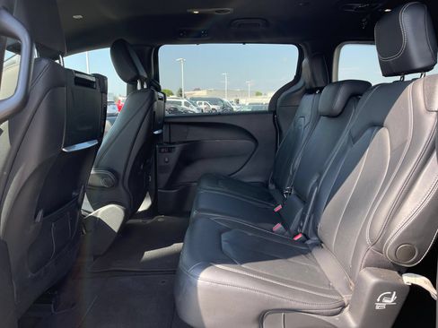 Used 2020 Chrysler Pacifica Touring-L Plus w/ S Appearance Package FWD image 13