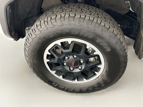 Used 2025 Toyota Tacoma TRD Off-Road image 11
