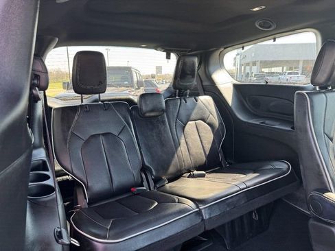 Used 2025 Chrysler Pacifica Limited image 12