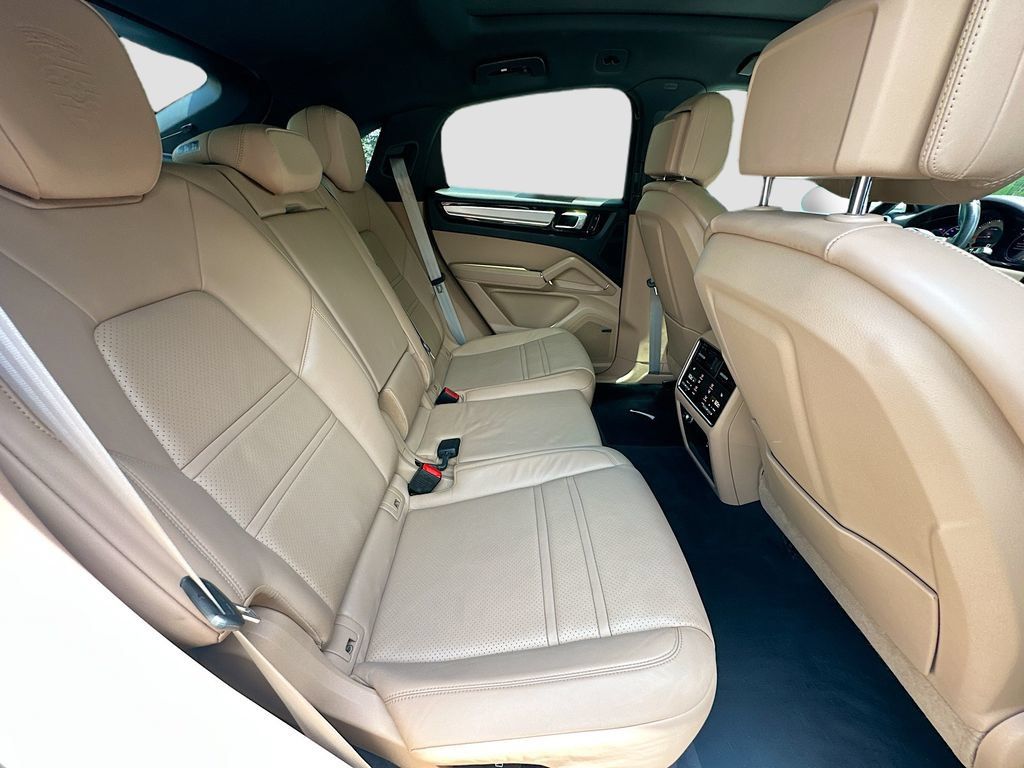 Used 2023 Porsche Cayenne Platinum Edition AWD/4WD image 29