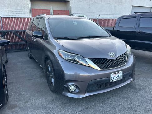 Used 2016 Toyota Sienna SE Premium image 2