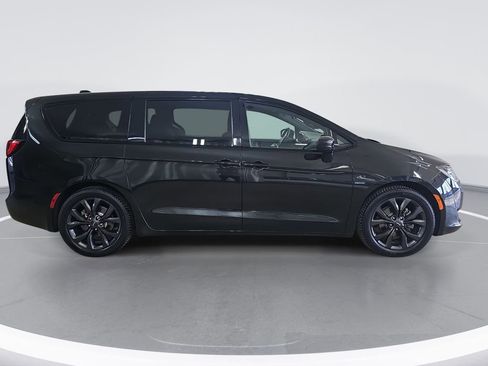 Used 2018 Chrysler Pacifica Touring Plus w/ S Appearance Package image 2