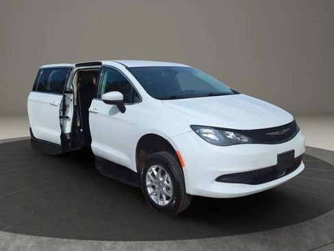 Used 2023 Chrysler Voyager LX FWD image 2