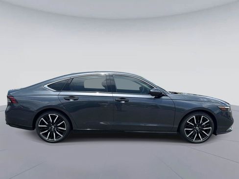 Used 2023 Honda Accord Touring image 2