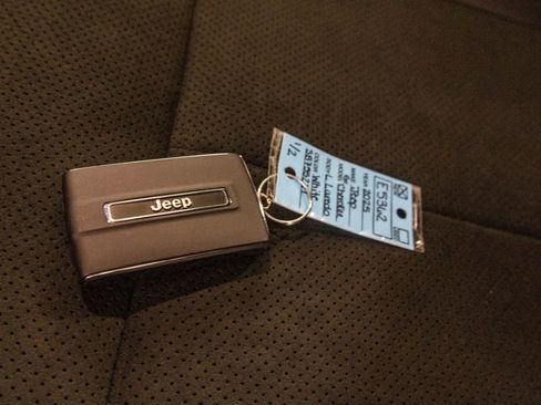 New 2025 Jeep Grand Cherokee L Altitude image 40