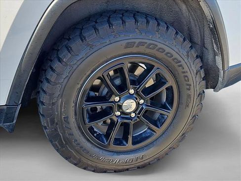 Used 2018 Jeep Grand Cherokee Laredo image 16