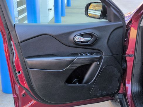 Used 2017 Jeep Cherokee Latitude w/ Cold Weather Group image 12