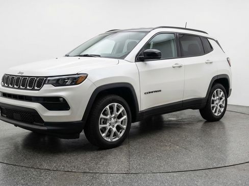 Used 2025 Jeep Compass Limited AWD/4WD image 3