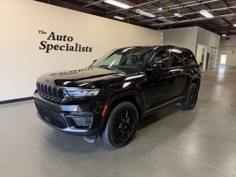 Used 2024 Jeep Grand Cherokee Altitude AWD/4WD image 1