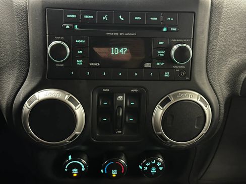 Used 2017 Jeep Wrangler Unlimited Sahara w/ Connectivity Group AWD/4WD image 33